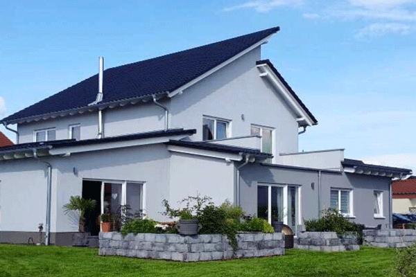 graues Haus mit blauem Dach